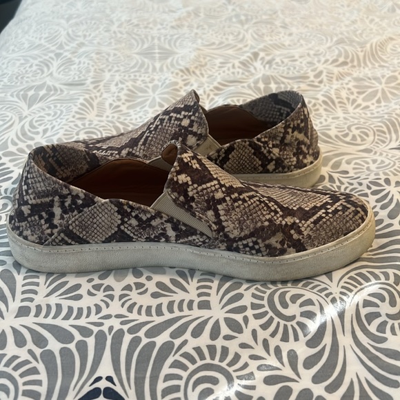 Steve Madden women’s snakeskin slip-on shoes 9 - Picture 3 of 3